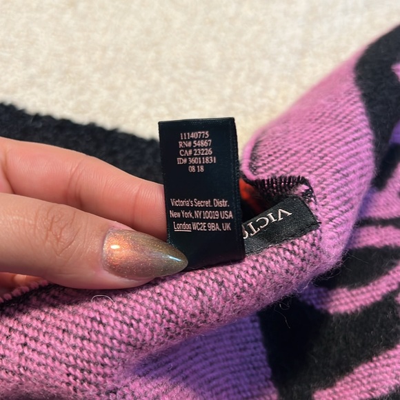 Victoria Secret Love Scarf - Picture 5 of 5